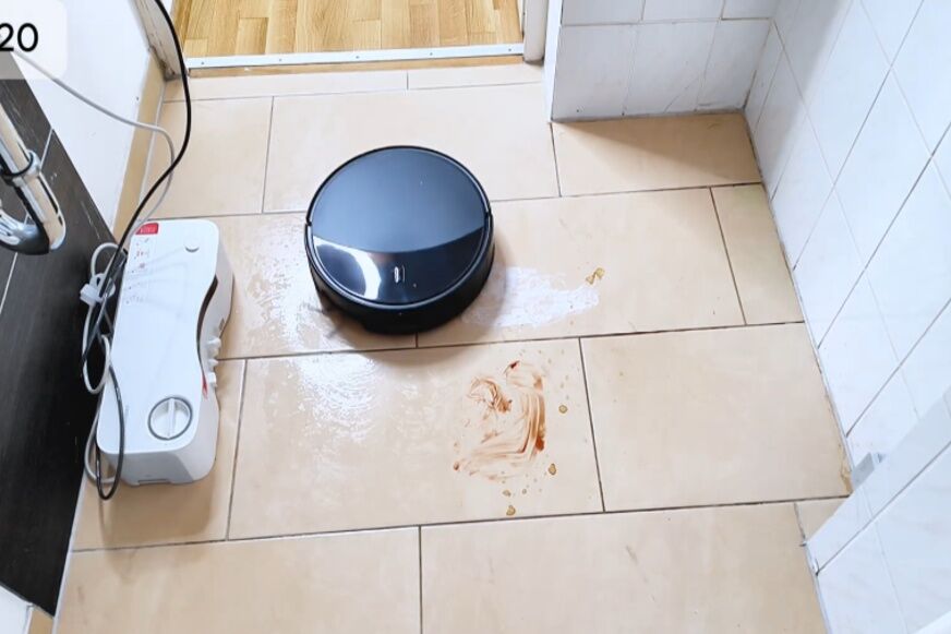 Roborock Saros 20 wischt Kaffeeflecken entlang einer weißen Fußleiste